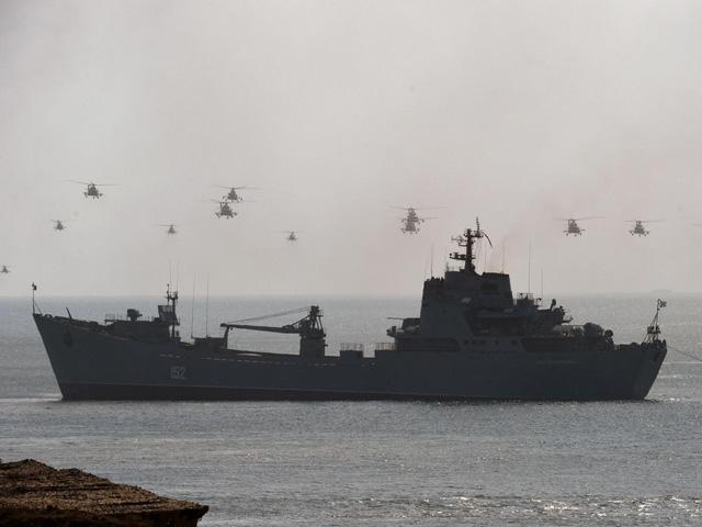 Description: Các tàu và trực thăng Nga tham gia tập trận tại Biển Đen hồi tháng trước (Ảnh: AFP)
